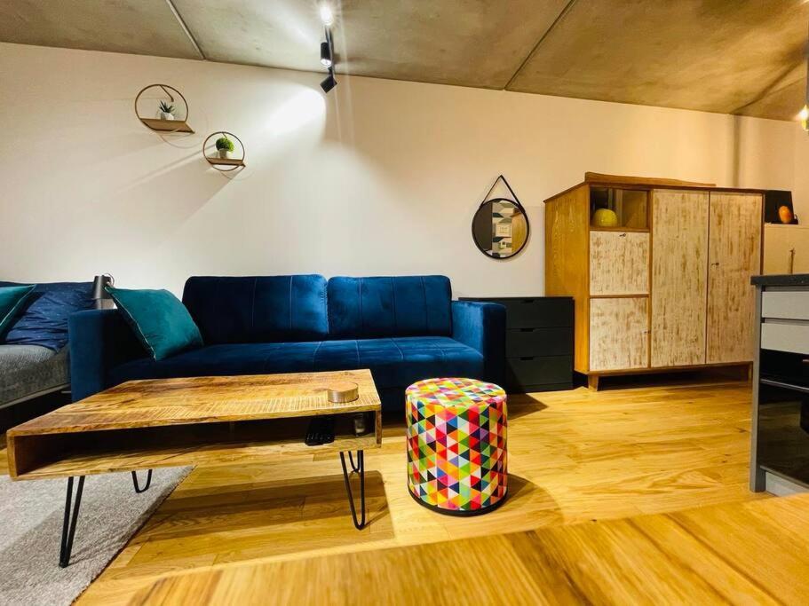 Mango W/patio & Parking Apartment